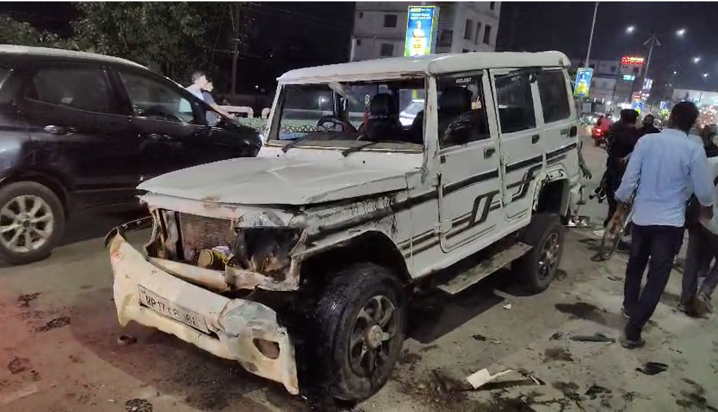 समान फ्लाईओवर पर दिल दहला देने वाला सड़क हादसा! तेज रफ्तार बोलेरो ने तीन बाइक सवारों को जोरदार टक्कर मारी