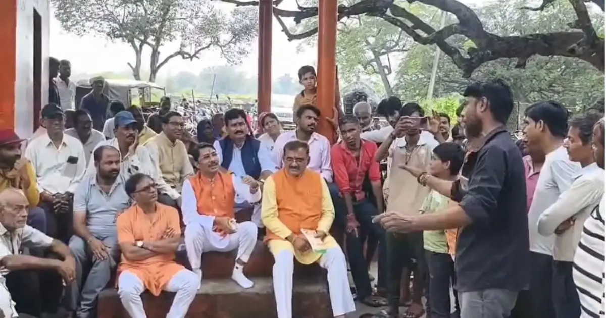 मनगवां के बूढ़ी माता मंदिर में मूर्ति तोड़फोड़ से मचा बवाल | घटना स्थल पर पहुंचे मनगवां विधायक और ग्रामीणों के बीच जमकर नोकझोंक | विधायक का बयान हुआ वायरल