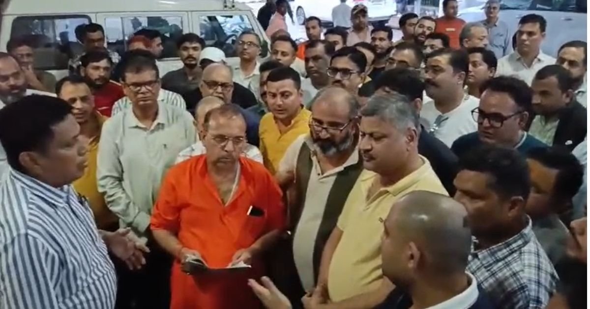 मेडिकल स्टोर संचालकों ने कलेक्टर को सौंपा ज्ञापन, कहा हम दवा विक्रेता हैं, निर्माता नहीं