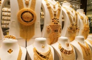 रिकॉर्ड ऊंचाई के बाद सोना-चांदी में भारी गिरावट, निवेशकों में हड़कंप