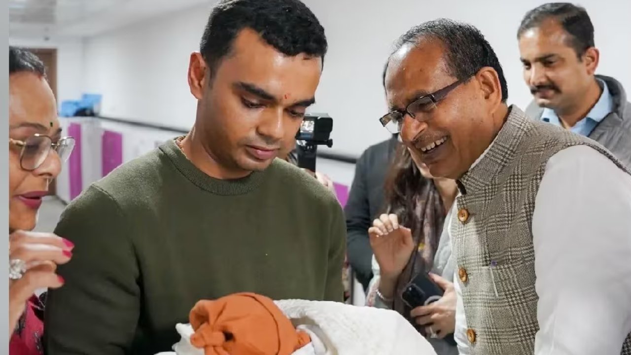 शिवराज के घर आई ‘लाडली लक्ष्मी’… बड़ी बहू अमानत ने दिया बेटी को जन्म, दादा ने पोती के कान में बोला गायत्री मंत्र