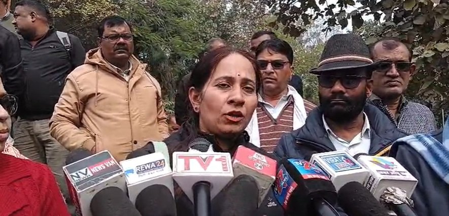 जबरन कार्य और गलत फीडिंग के आरोप, BLO कर्मचारियों का धरना