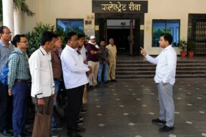 Collector cracks down on late-coming employees: